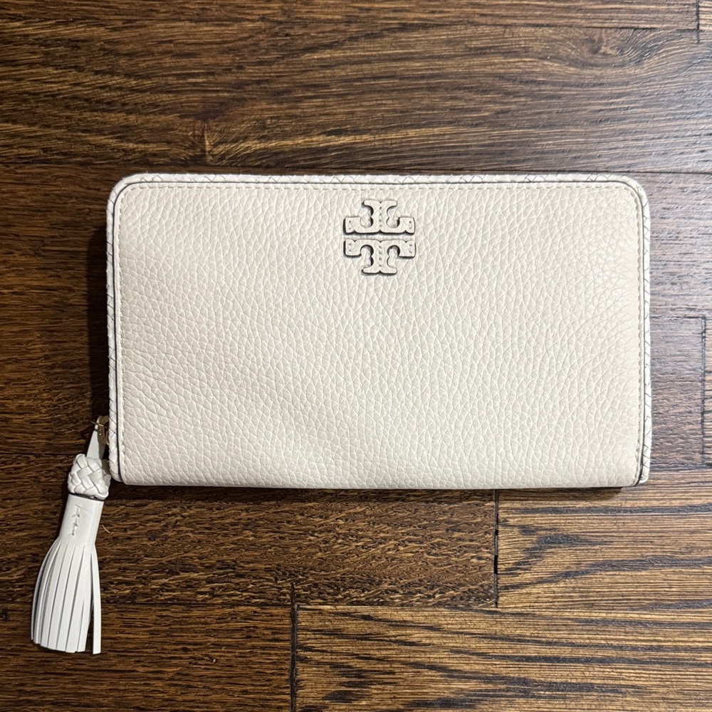Tory Burch Ivory Textured Wallet - never used brand new